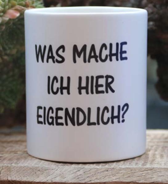Weiße Tasse mit Spruch "Was mache ich hier eigentlich"